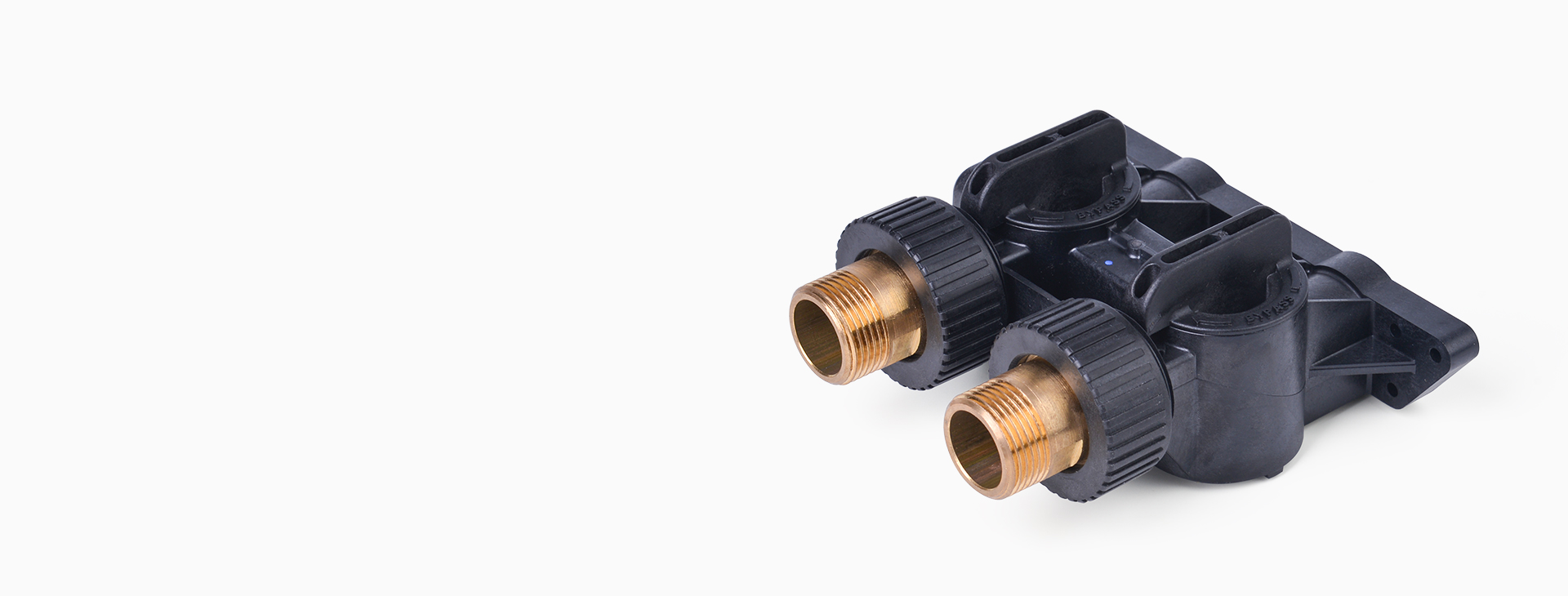 <h4>一體式旁通閥<br></h4>
<p>標配Autotrol閥頭專用的一體式高性能樹脂旁通閥，使設(shè)備安裝更加便捷、節(jié)省空間獨特的一體式水路設(shè)計。</p>