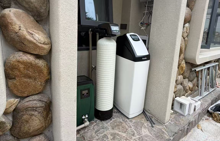 東莞寶湖山莊客戶安裝前置過濾器+中央凈水機+中央軟水機